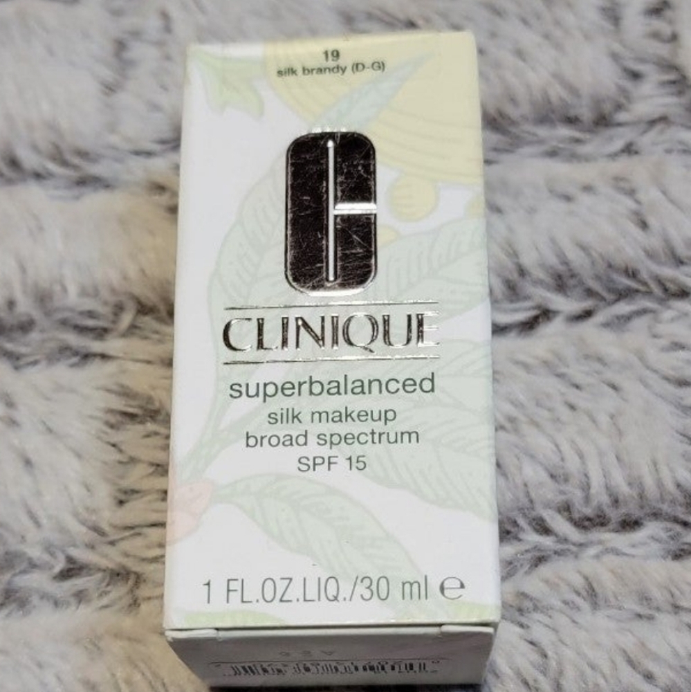 NEW! CLINIQUE Superbalanced Silk Makeup Broad Spectrum SPF 15